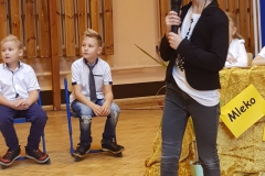 uczniowie-podczas-wystepu-cd