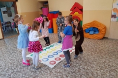 uczniowie-graja-w-Twistera