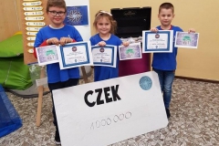 uczniowie-z-klasy-1-b-pozuja-z-dyplomami