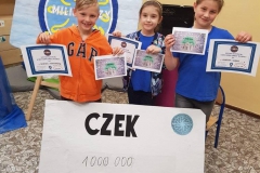 uczniowie-z-klasy-1a-pozuja-z-dyplomami