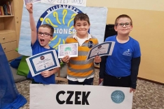 uczniowie-z-klasy-2b-pozuja-z-dyplomami