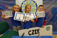 uczniwoie-pozuja-z-dyplomami