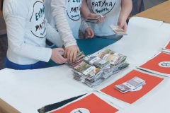 uczniowie-klasy-1A-graja-w-Postaw-na-Milion-1