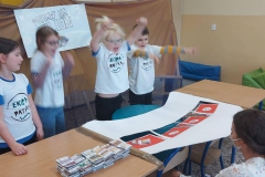 uczniowie-klasy-2-B-ciesza-sie-z-wygranej-w-grze-1