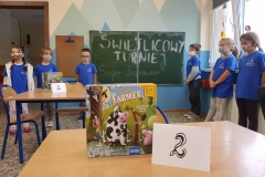 dzieci-stoja-przy-tablicy