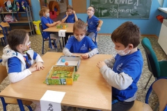 uczniowie-graja-w-gre-planszowa