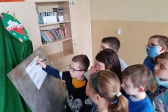 uczniowie-z-druzyny-bialej-rozwiazuja-zadanie