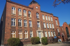 Budynek-SP3-z-zegarem-na-wiezy-i-sala-gimnastyczna