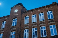 Wieza-zegarowa-SP3-z-podswietlonym-zegarem-o-swicie