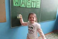 uczennica-pozuje-na-tle-napisu-Zero-Waste